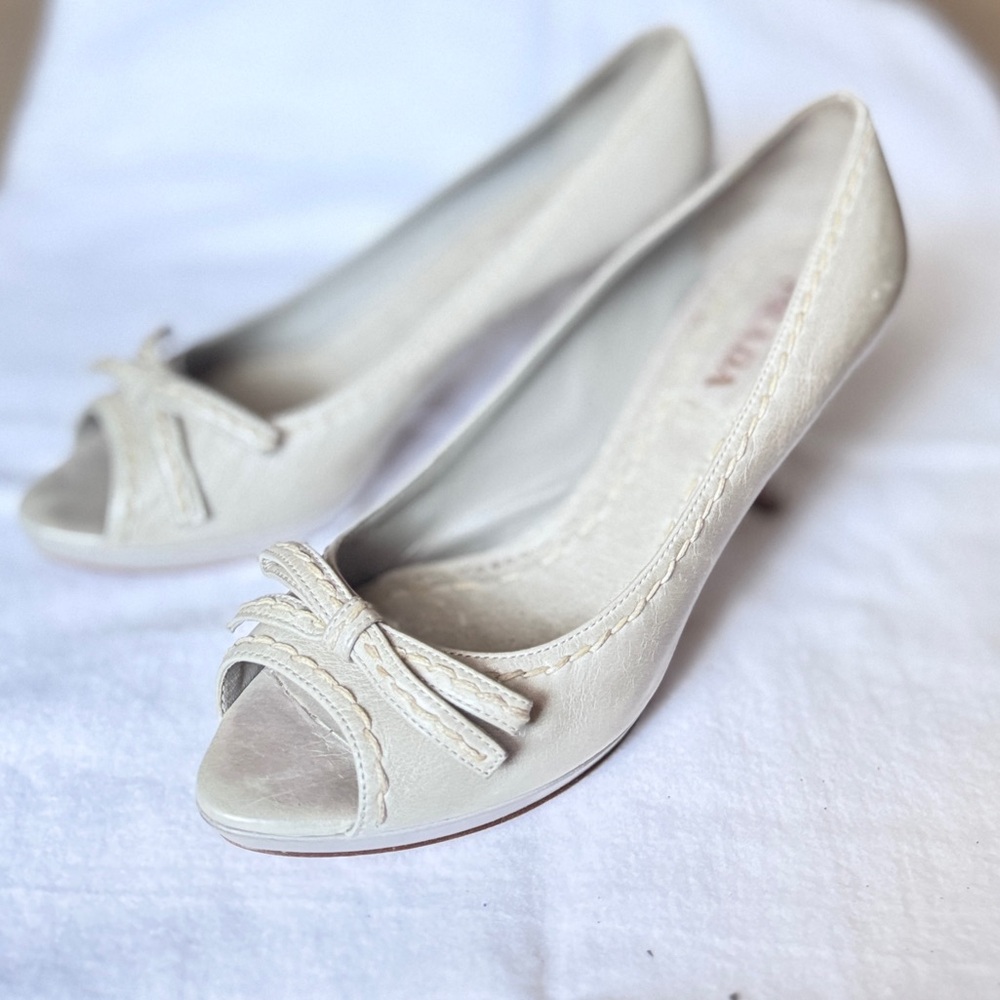 Elegant Prada grey Peep-Toe Heels